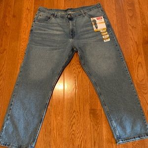 Wrangler Men’s Five Star Premium Relaxed Fit Jeans. 42 X 30 Flex